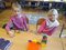 2022.11.03_-_001_-_1a-Klasse_beim_Forschen